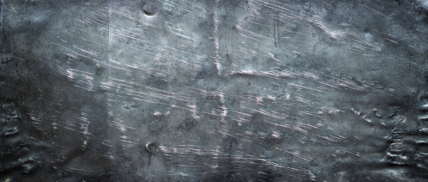 黑钢的背景。陈旧的褶皱金属质感，全景图片下载