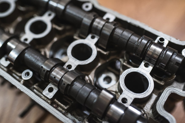 摩托车或汽车的马达头、气门、凸轮轴。特写镜头图片下载