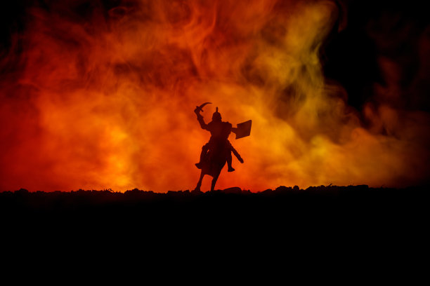 有骑兵和步兵的中世纪战斗场景。剪影的人物作为单独的对象，战斗的战士之间的黑暗色调的雾背景。夜景。图片下载