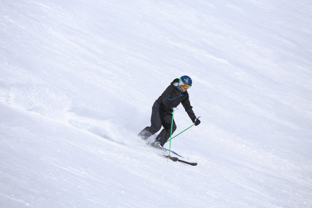 在欧洲意大利阳光明媚的滑雪胜地Dolomites滑雪的男子。业余的冬季运动。素材图片