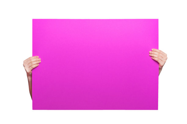 彩色明亮的海报在手特写。为题词或文本设置的空白版面。粉红色的纸图片下载