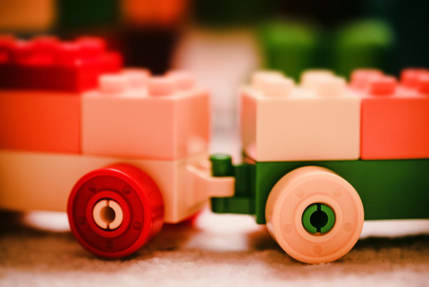 由积木制成的塑料玩具汽车图片下载