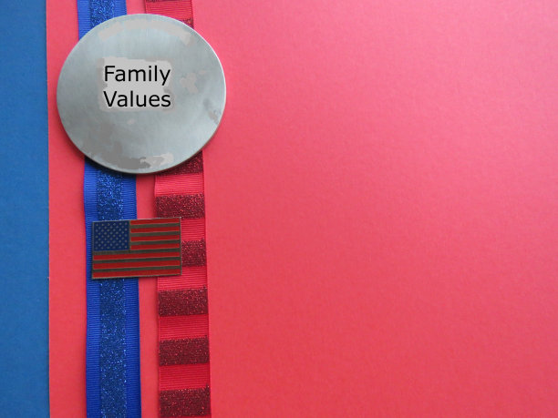 红色底色配红蓝丝带，“家庭价值牌”图片下载