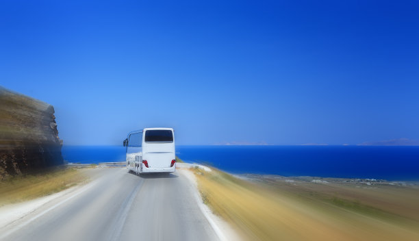 希腊圣托里尼巴士在蜿蜒的道路上崛起图片下载