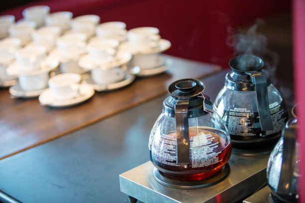 聚焦玻璃壶的热茶和热咖啡提供在咖啡休息。图片的背景图片下载