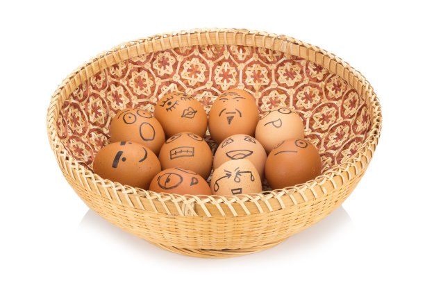 蛋面放在篮子里。孤儿。倾倒图片下载