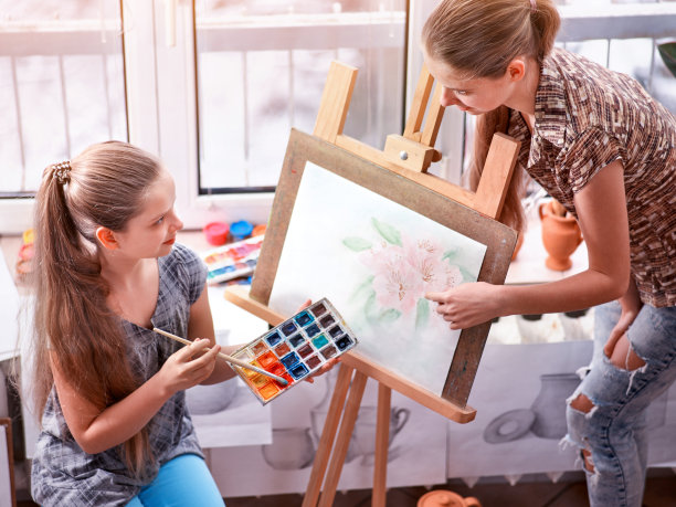 艺术家在画架上绘画在工作室。真实的儿童绘画。图片下载