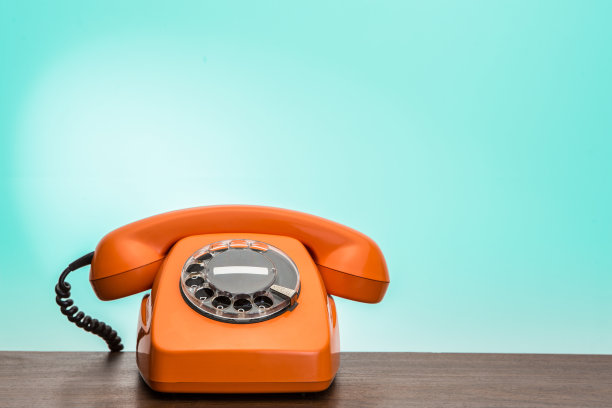 桌上的经典橙色手机。素材图片