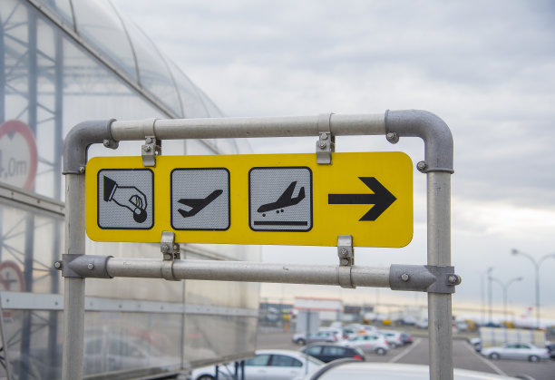 机场的停车处有出发和到达的标志图片下载