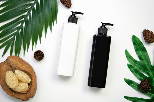 化妆品膏霜瓶的模型，空白标签包装和成分在白色的背景。天然美容产品的概念。图片下载