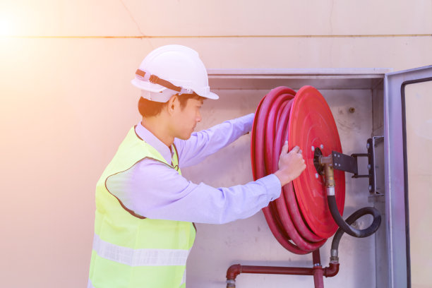 红色水道灭火器准备在室外使用。素材图片