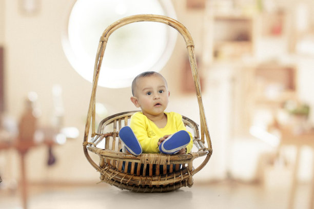 婴儿坐在椅子上图片下载