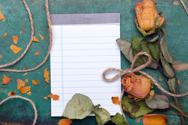 干橙玫瑰和空白笔记本上的木制背景，拷贝空间图片下载