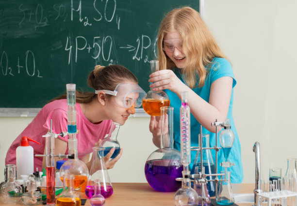 两个女孩在做化学实验图片下载