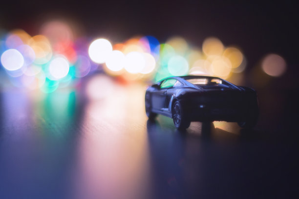 大城市的灯光。晚上的交通。夜间道路上的汽车。夜游城市图片下载