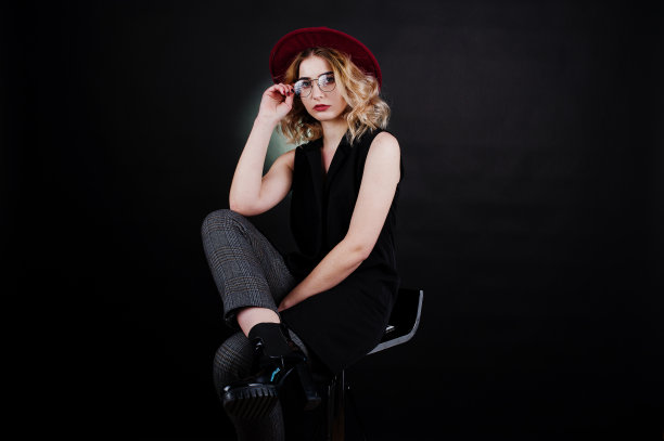 工作室的金发女孩的肖像图片下载