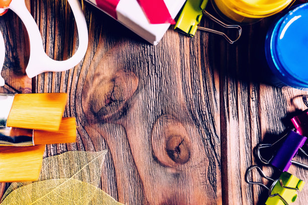 回到学校边界。学校供应模板麻省理工学院免费和复制空间。礼品盒，剪刀，画笔，丙烯酸颜料，回别针和树叶在木制背景。图片下载