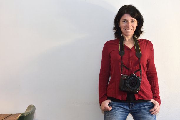 在摄影工作室工作的女人图片下载