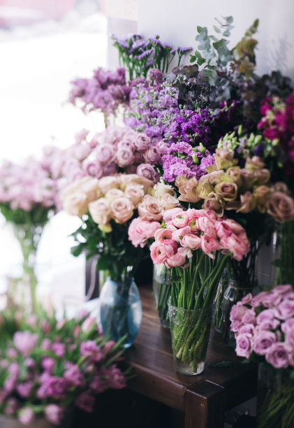 花店鲜花盛开(玫瑰、毛茛、郁金香、康乃馨、马提奥拉、)图片下载