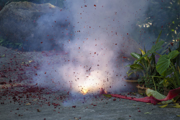 鞭炮，在泰国的大街上放着燃烧的鞭炮图片下载