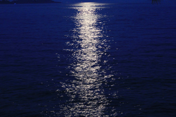 月光倒映在海面上图片下载