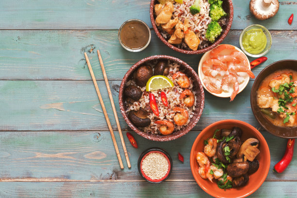 糙米配上虾仁、蘑菇和鸡肉。亚洲食物的概念。俯视图，文本空间。图片下载