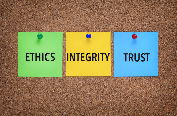 木板上的三个注释，上面写着正直，信任，道德。图片下载