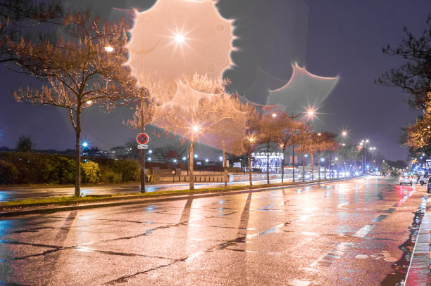 这是一张古老风格的巴黎黄昏与塞纳河沿岸街道的照片。法国著名的城市巴黎的夜晚。图片下载