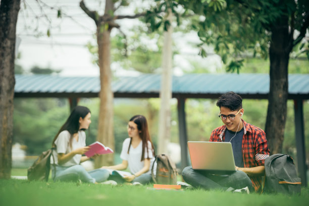 年轻的亚洲学生。图片下载