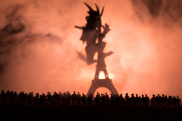 模糊的剪影巨人准备攻击人群在夜间。有选择性的重点。装饰图片下载