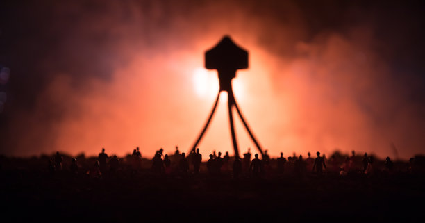 模糊的剪影巨人准备攻击人群在夜间。有选择性的重点。装饰图片下载