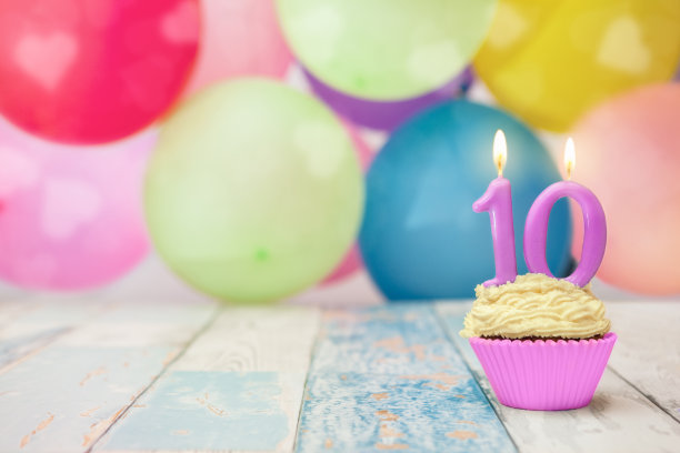 有气球背景的生日蛋糕素材图片