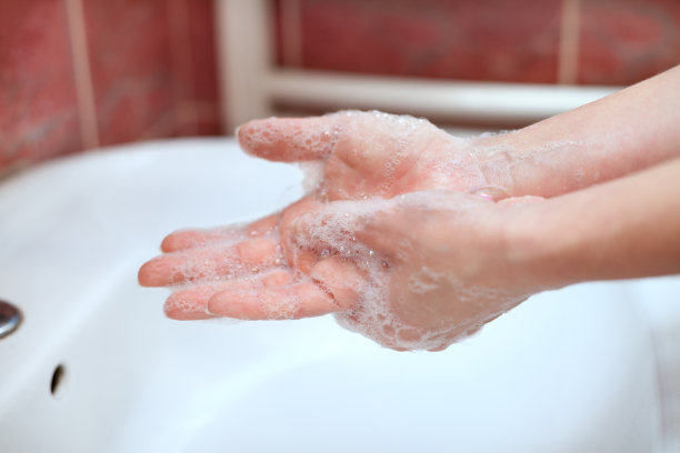 用肥皂泡沫洗手。素材图片