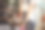 年轻妈妈在办公室里打电话的特写图片下载