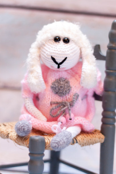 编织兔子和小羊玩具图片下载