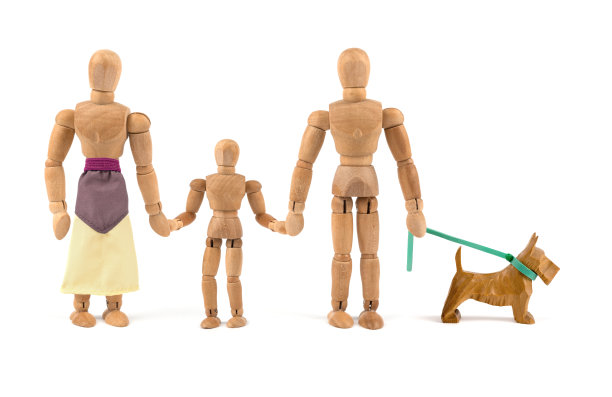 木制人体模型幸福的家庭与孩子和狗图片下载