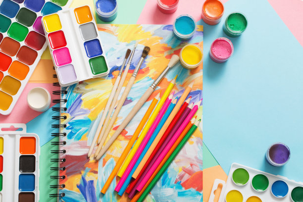 画在纸上的颜料、铅笔和画笔图片下载