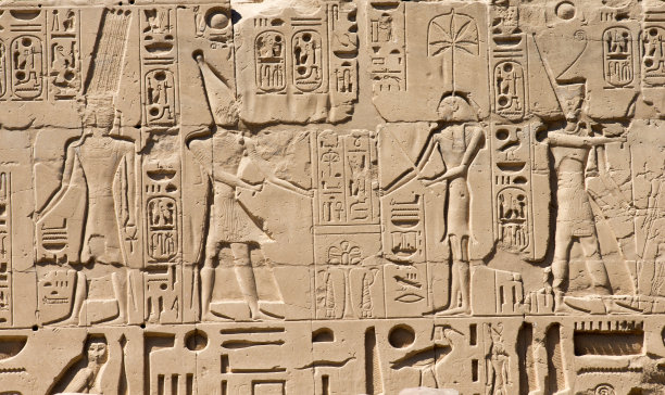 雕刻在石头上的古埃及象形文字图片下载