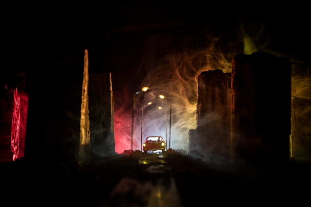 空荡荡的街道，燃烧的城市，地面上的火焰和爆炸的烟在远处。以城市中心区为背景的灾难电影海报概念。被战争摧毁的城市。图片下载