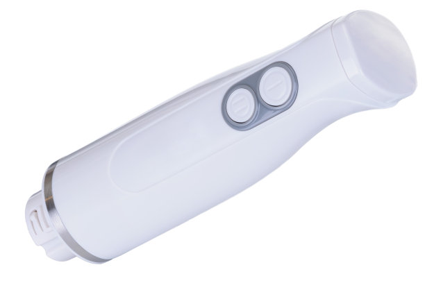 白色背景上的手持电动搅拌机的白色机身图片下载