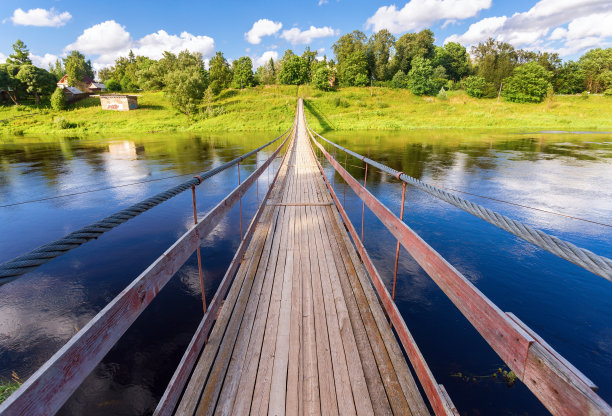 横跨俄罗斯波罗维奇姆斯塔河的吊桥图片下载