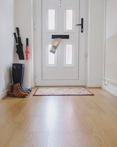 邮递员通过英国一户人家前门上的邮筒投递邮件图片下载