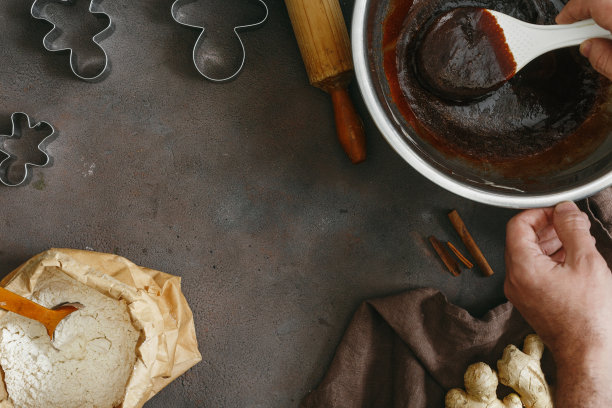 一套配料烹饪节日圣诞姜饼曲奇在家庭厨房素材图片