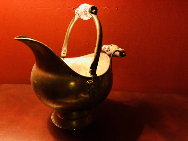 靠墙桌上的容器特写镜头图片下载