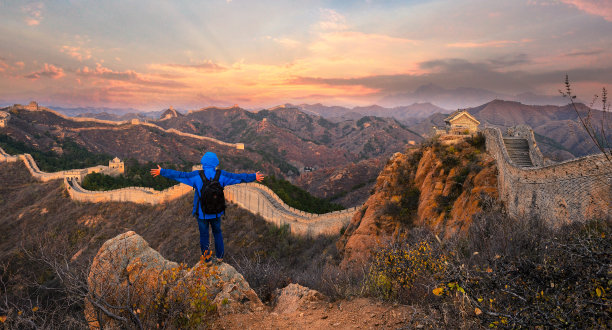 那位中年摄影师爬上了山顶。图片下载