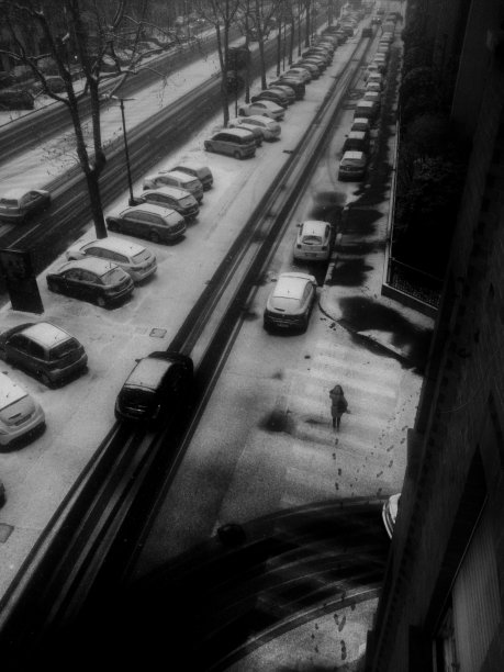 行人在都灵的雪下行走图片下载