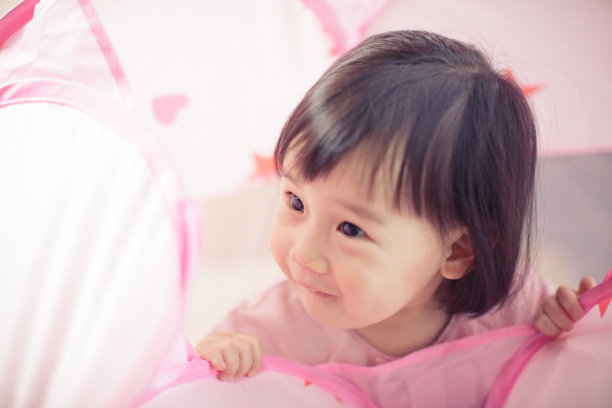 小女孩在家玩帐篷和海洋球图片下载