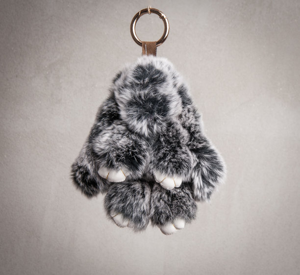 灰色蓬松毛的手机吊坠图片下载