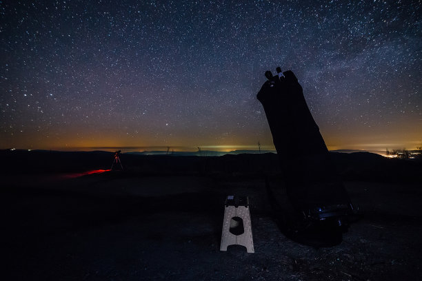 望远镜，反射镜，和星夜的椅子图片下载