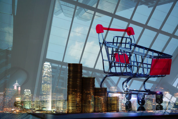 双曝光硬币堆叠和购物车手推车平板电脑屏幕上的城市背景，商业和金融概念。图片下载